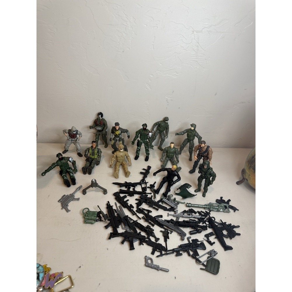 13 Military ACTION FIGURES Toy Soldiers LOT Army Mixed With over 30 Weapons